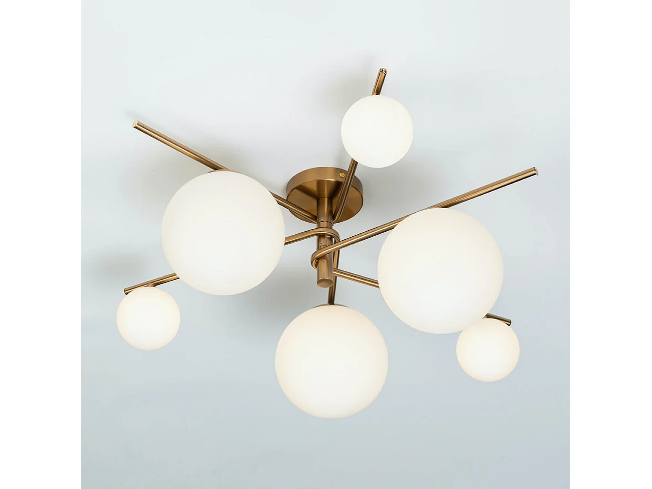 Plafonnier tendance doré et verre blanc - Belisto