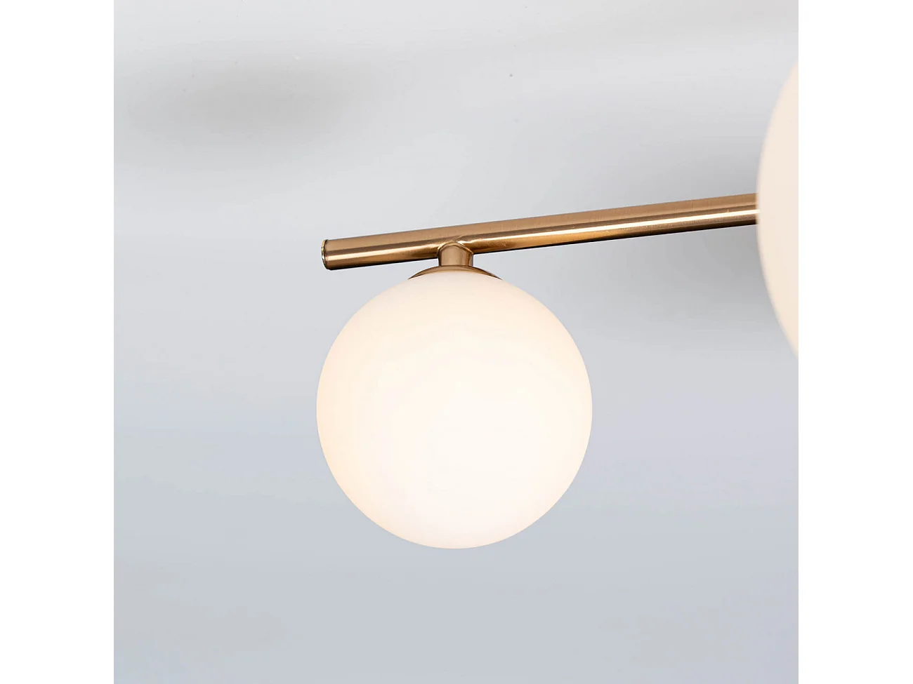 Plafonnier tendance doré et verre blanc - Belisto