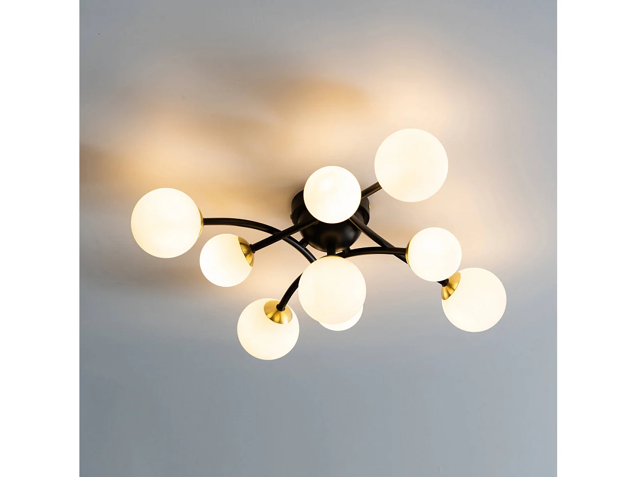 Plafonnier à bras courbés design noir 9 verres blancs - Azoria