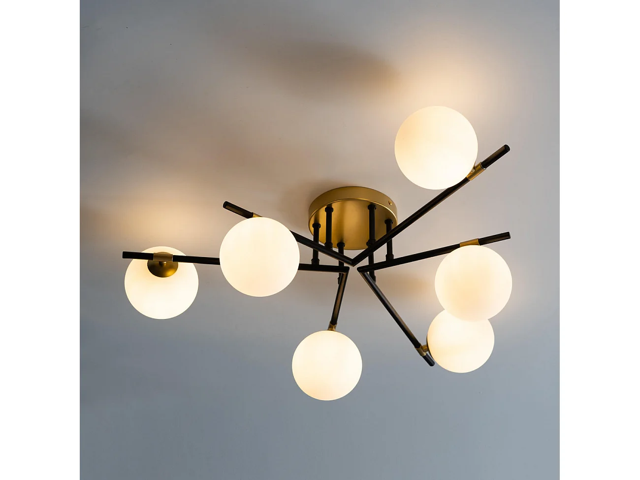 Plafonnier chaleureux noir et doré à 6 verres blancs - Mattina
