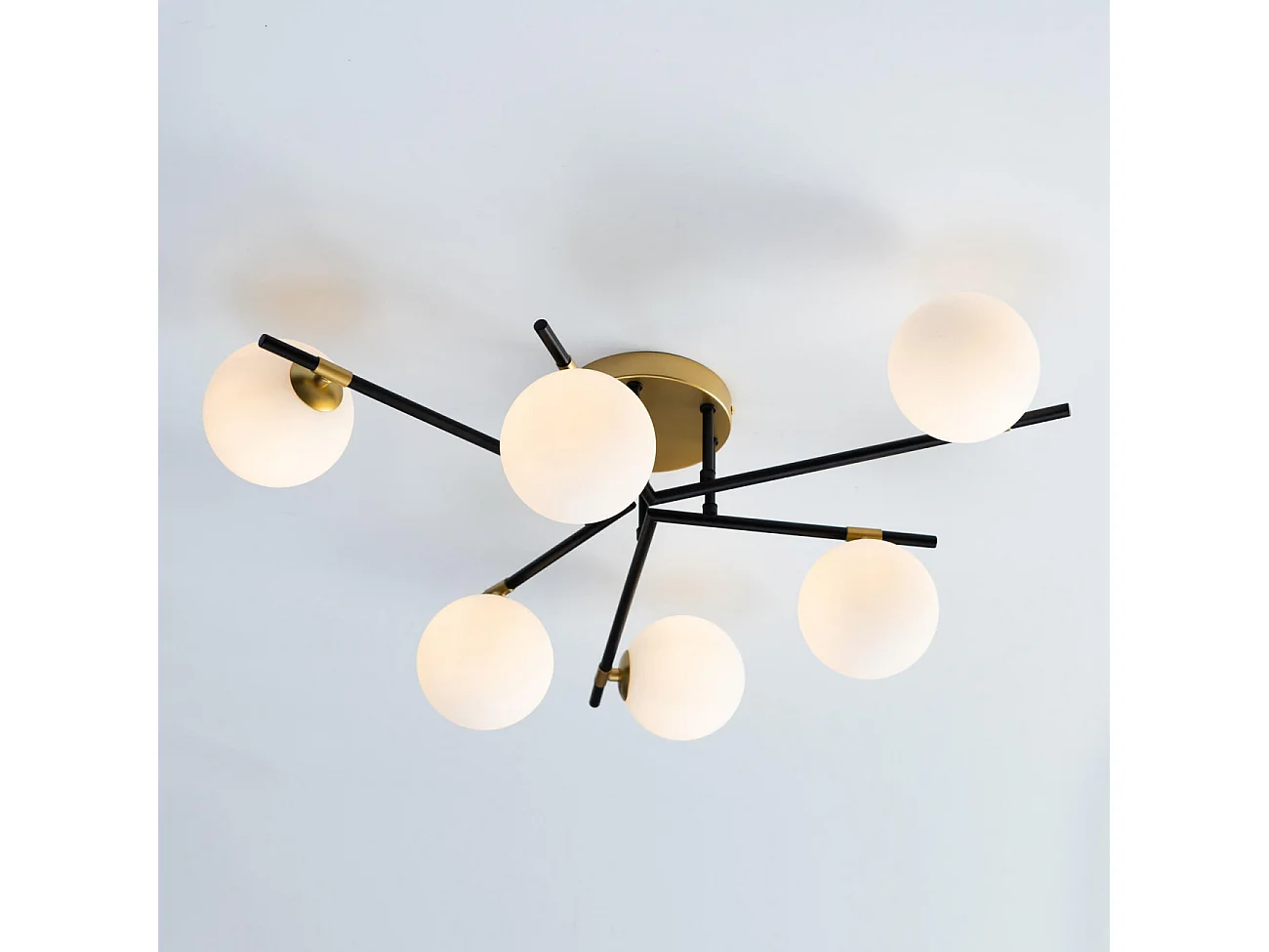 Plafonnier chaleureux noir et doré à 6 verres blancs - Mattina