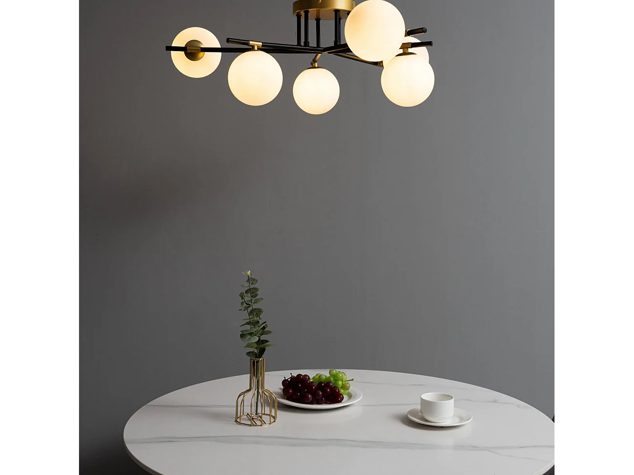 Plafonnier chaleureux noir et doré à 6 verres blancs - Mattina