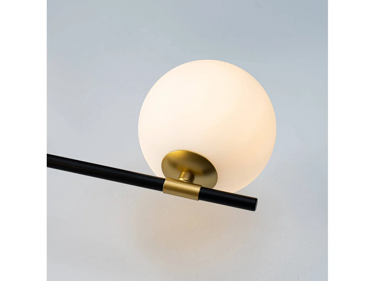 Plafonnier chaleureux noir et doré à 6 verres blancs - Mattina