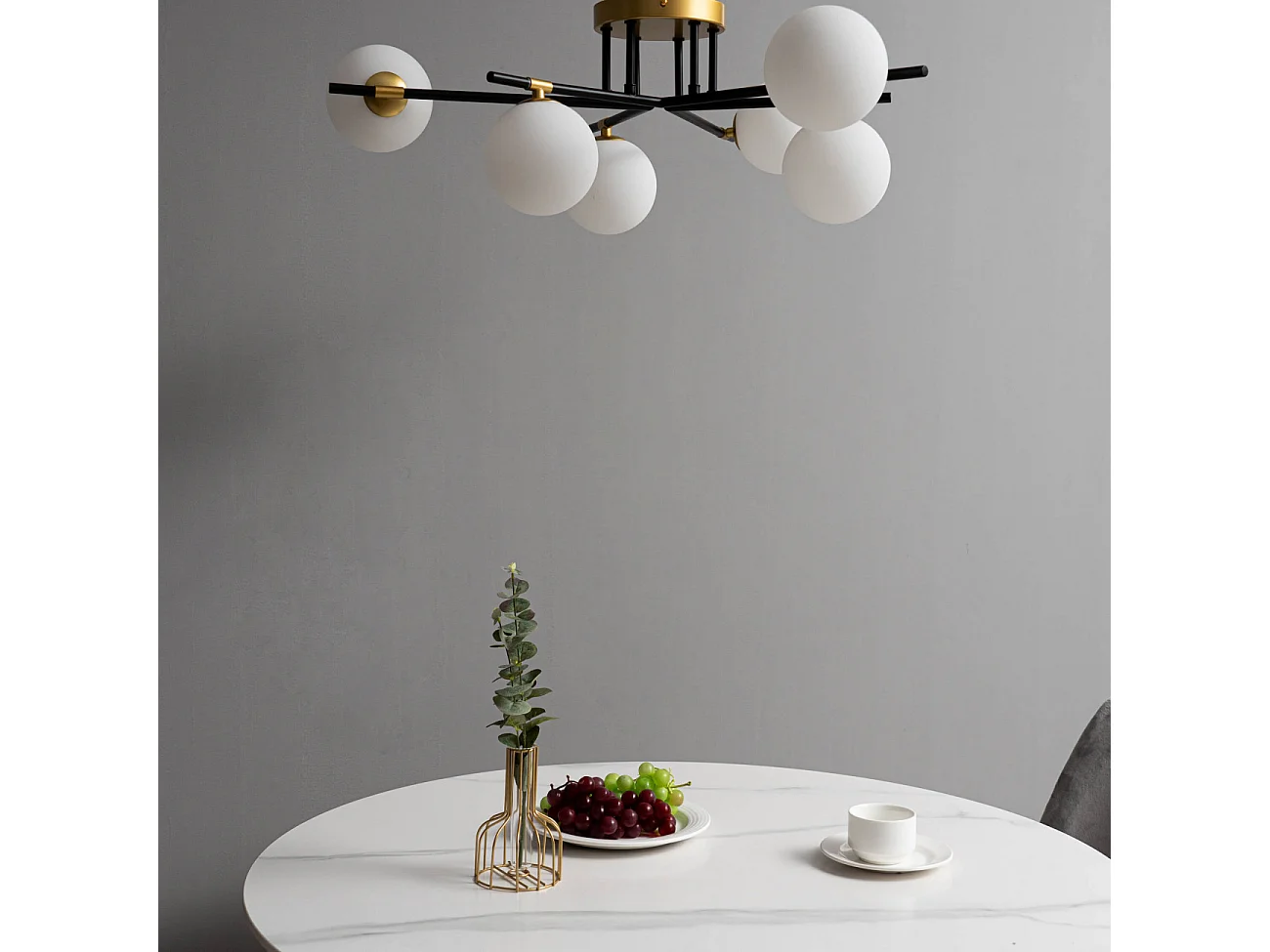 Plafonnier chaleureux noir et doré à 6 verres blancs - Mattina