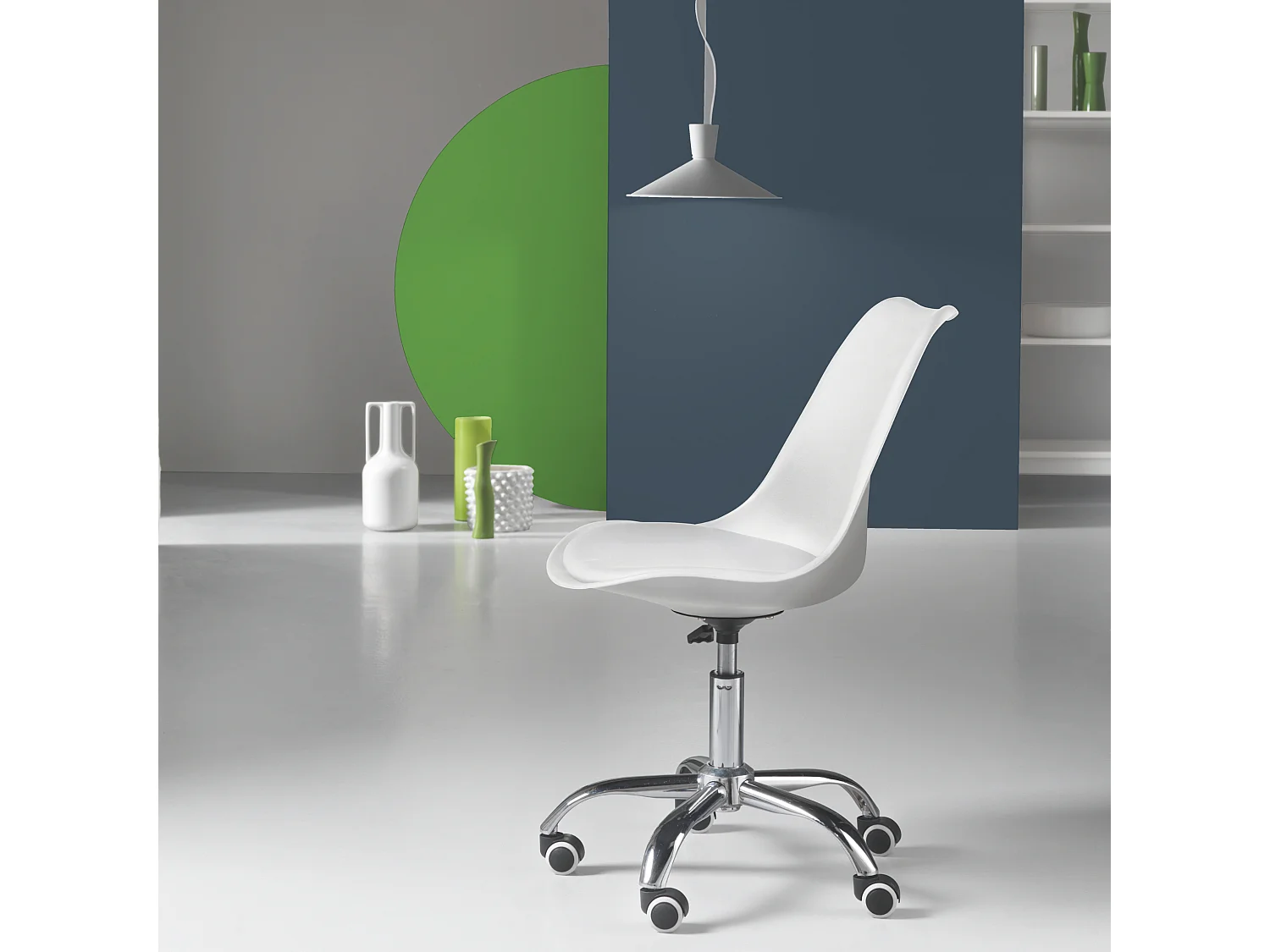 Chaise de bureau pivotante blanche "Dorian" en polypropylène avec assise en éco-cuir et base en métal chromé cm 49x47 82/96h