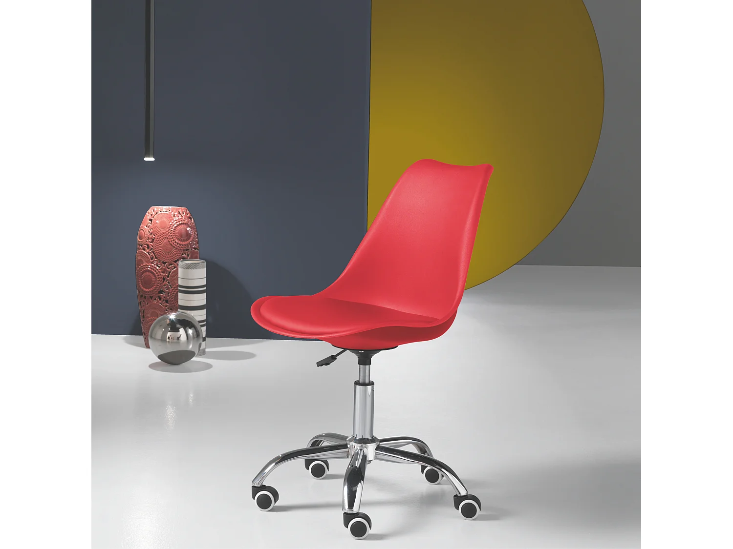 Chaise de bureau pivotante jaune "Dorian" en polypropylène avec assise en éco-cuir et base en métal chromé cm 49x47 82/96h