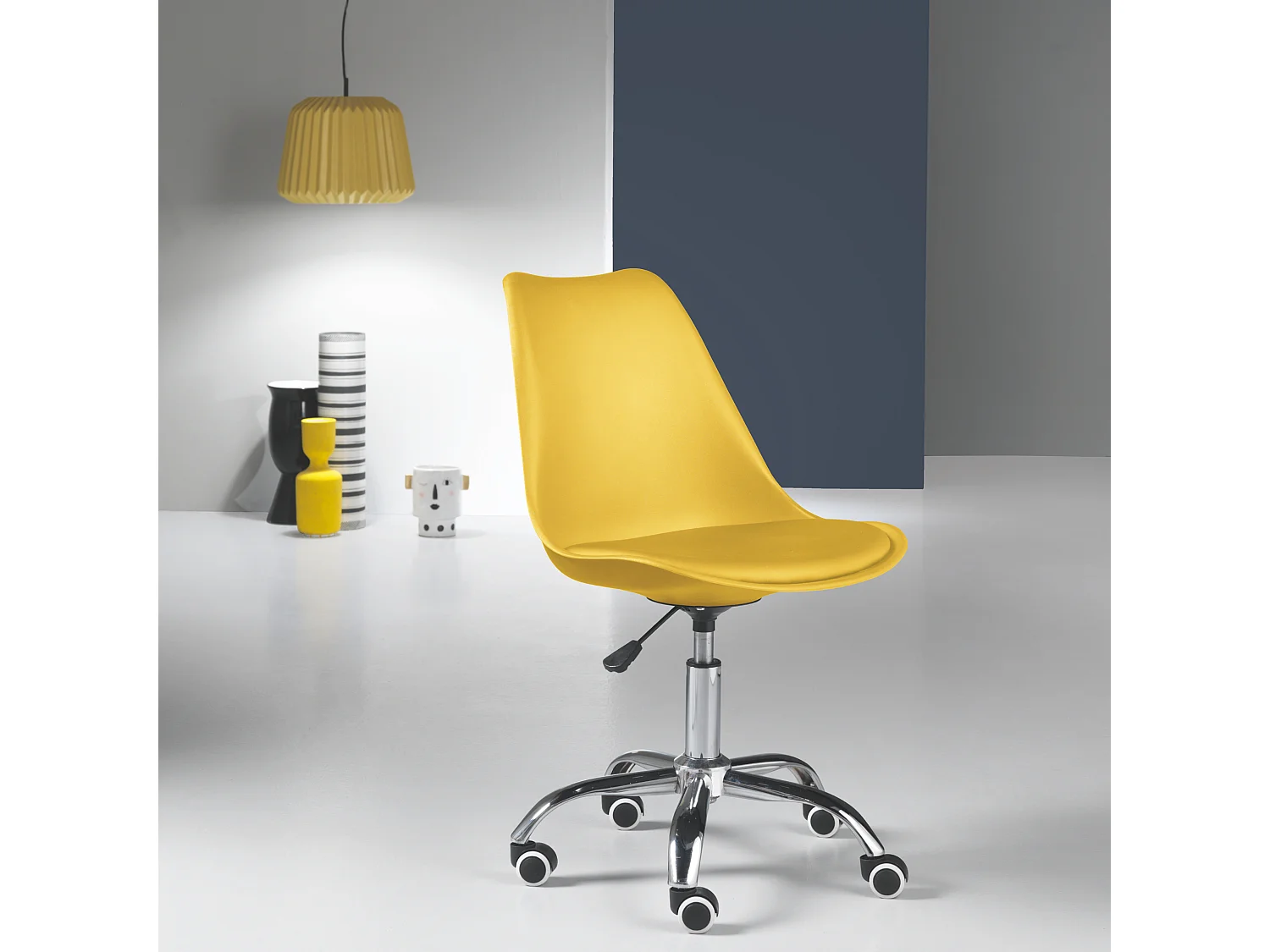 Chaise de bureau pivotante jaune "Dorian" en polypropylène avec assise en éco-cuir et base en métal chromé cm 49x47 82/96h