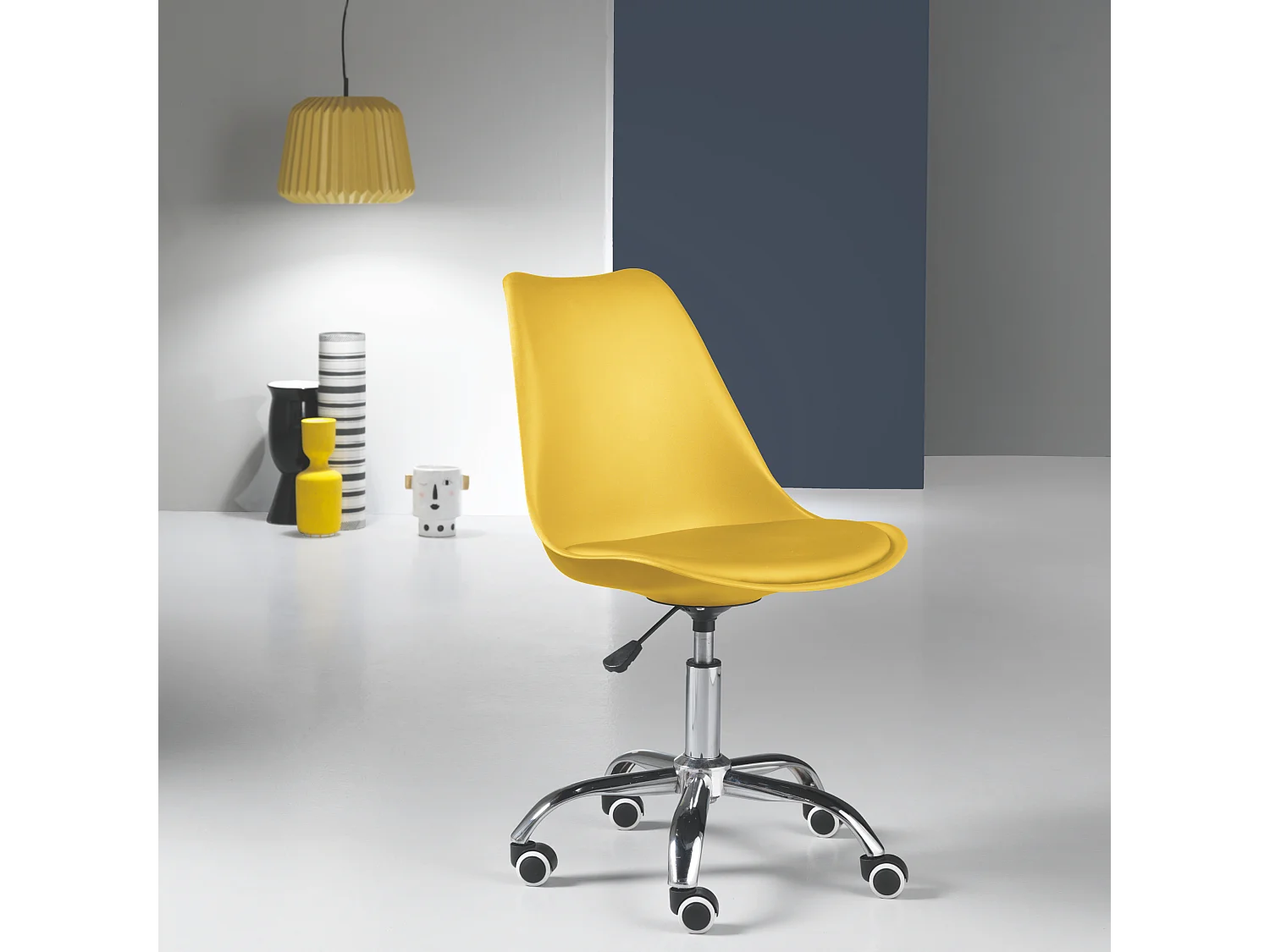 Gelber Bürodrehstuhl "Dorian" aus Polypropylen mit Sitz aus Kunstleder und verchromtem Metallgestell cm 49x47 82/96h