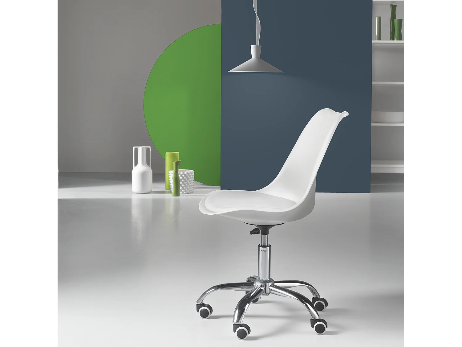 Grüner Bürodrehstuhl "Dorian" aus Polypropylen mit Sitz aus Kunstleder und verchromtem Metallgestell cm 49x47 82/96h