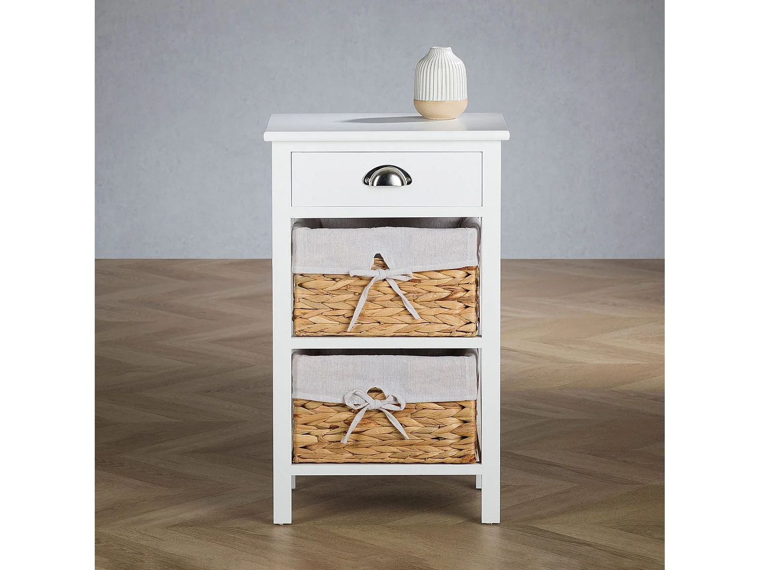 Table de chevet RAVEO table de nuit en bois lasuré blanc avec 1 tiroir et 2 paniers en fibre naturelle et insert en tissu blanc