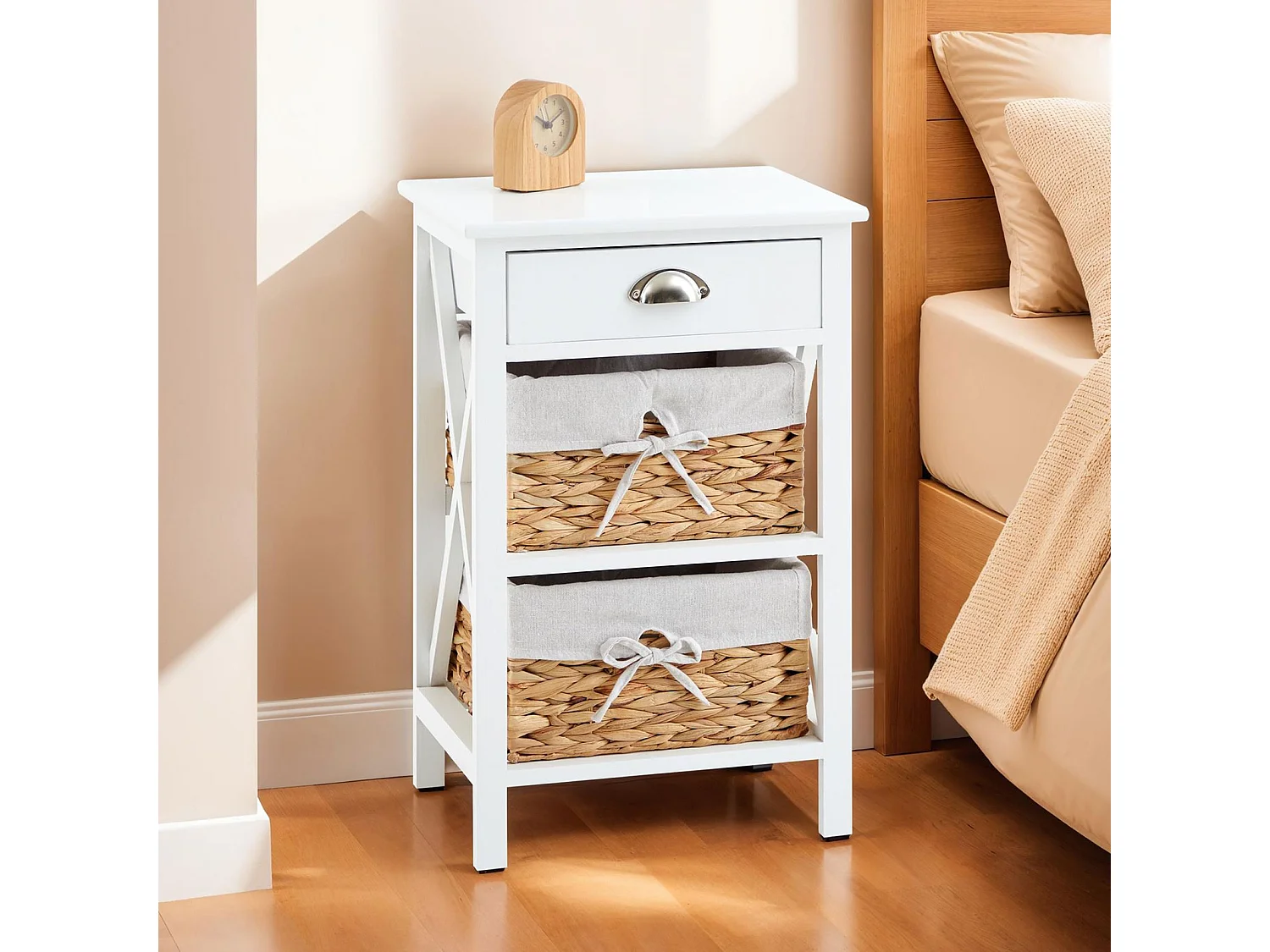 Table de chevet RAVEO table de nuit en bois lasuré blanc avec 1 tiroir et 2 paniers en fibre naturelle et insert en tissu blanc