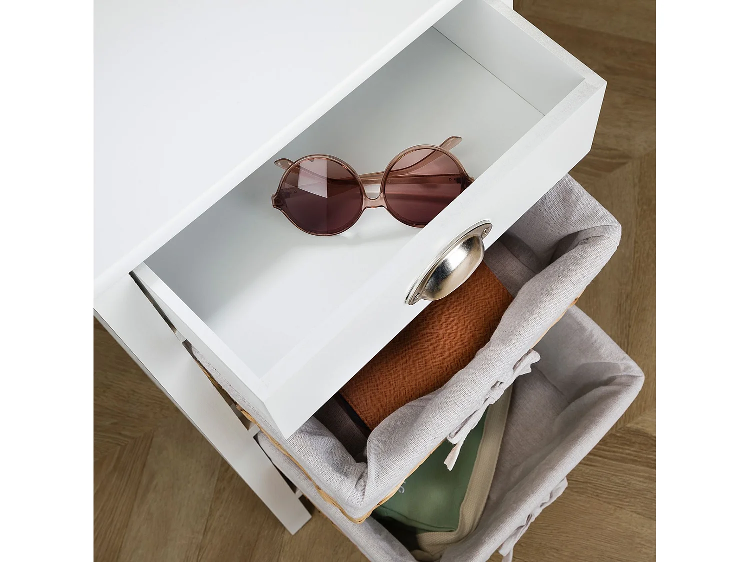 Table de chevet RAVEO table de nuit en bois lasuré blanc avec 1 tiroir et 2 paniers en fibre naturelle et insert en tissu blanc