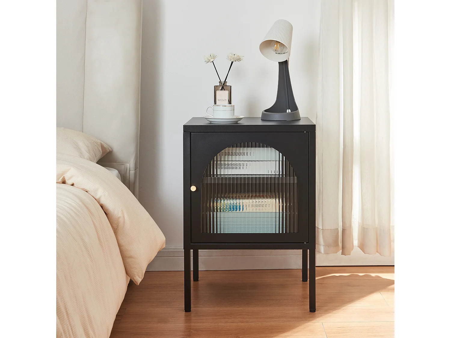 Table de chevet Karlskrona acier verre strié 60 x 43 x 40 cm noir mat [en.casa]