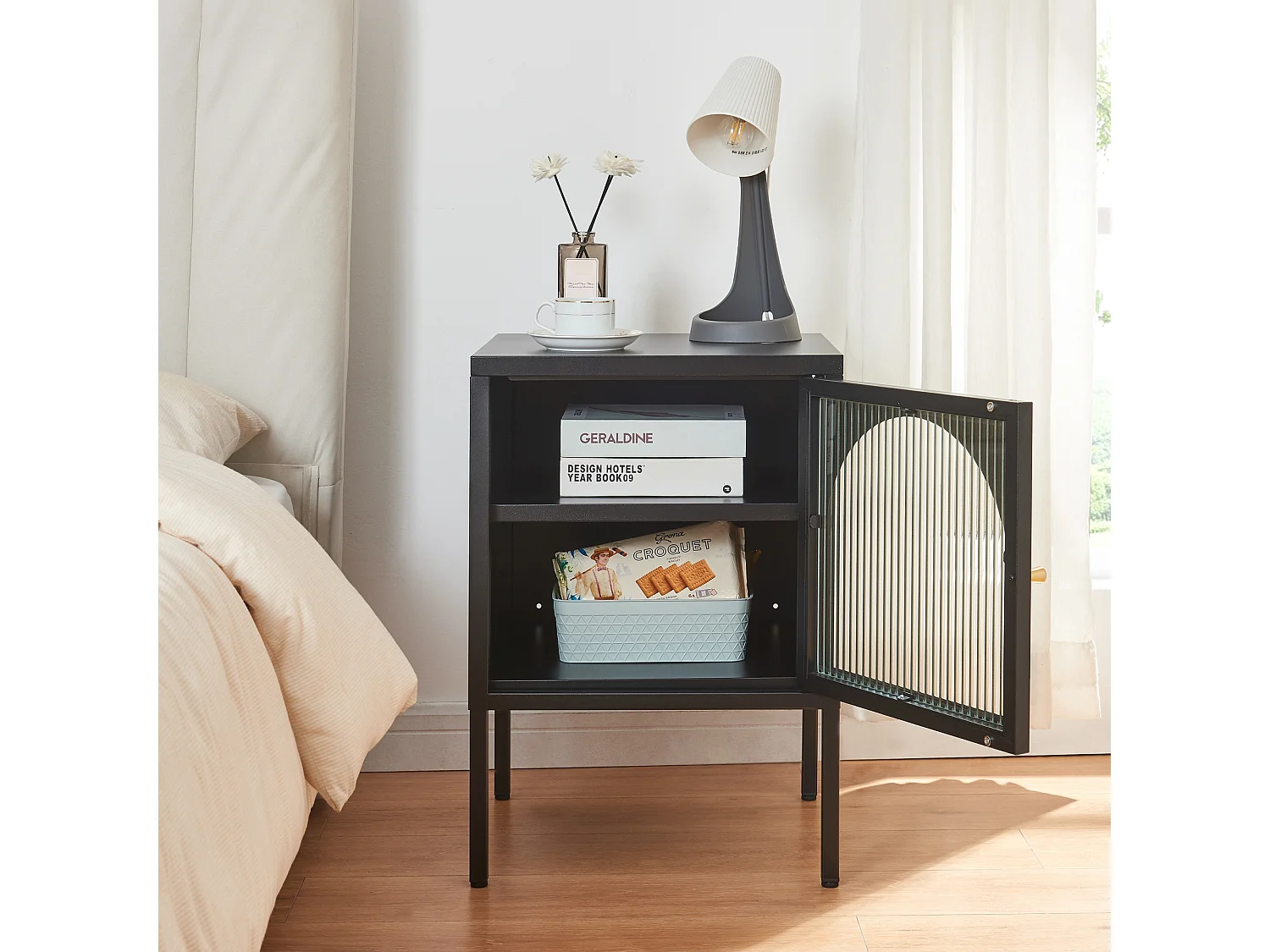 Table de chevet Karlskrona acier verre strié 60 x 43 x 40 cm noir mat [en.casa]