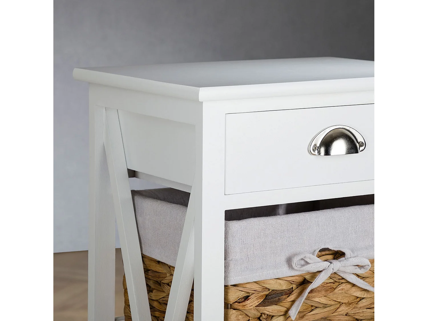 Table de chevet NUSCO table de nuit en bois lasuré blanc avec 1 tiroir et 3 paniers en fibre naturelle et insert en tissu blanc