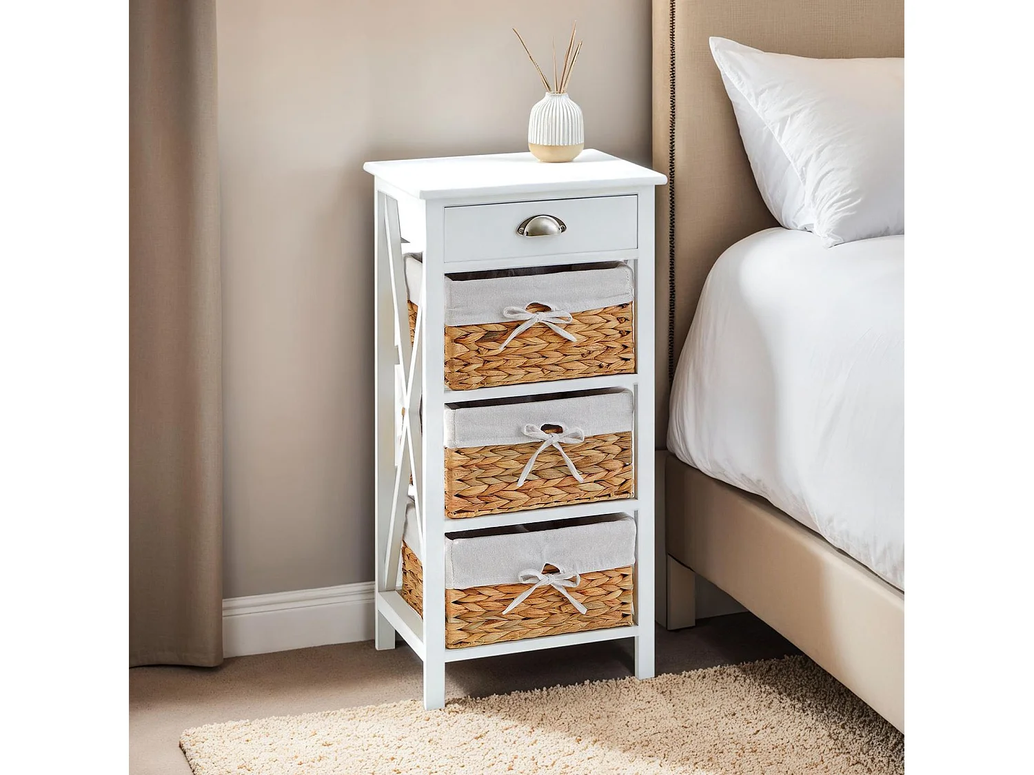 Table de chevet NUSCO table de nuit en bois lasuré blanc avec 1 tiroir et 3 paniers en fibre naturelle et insert en tissu blanc