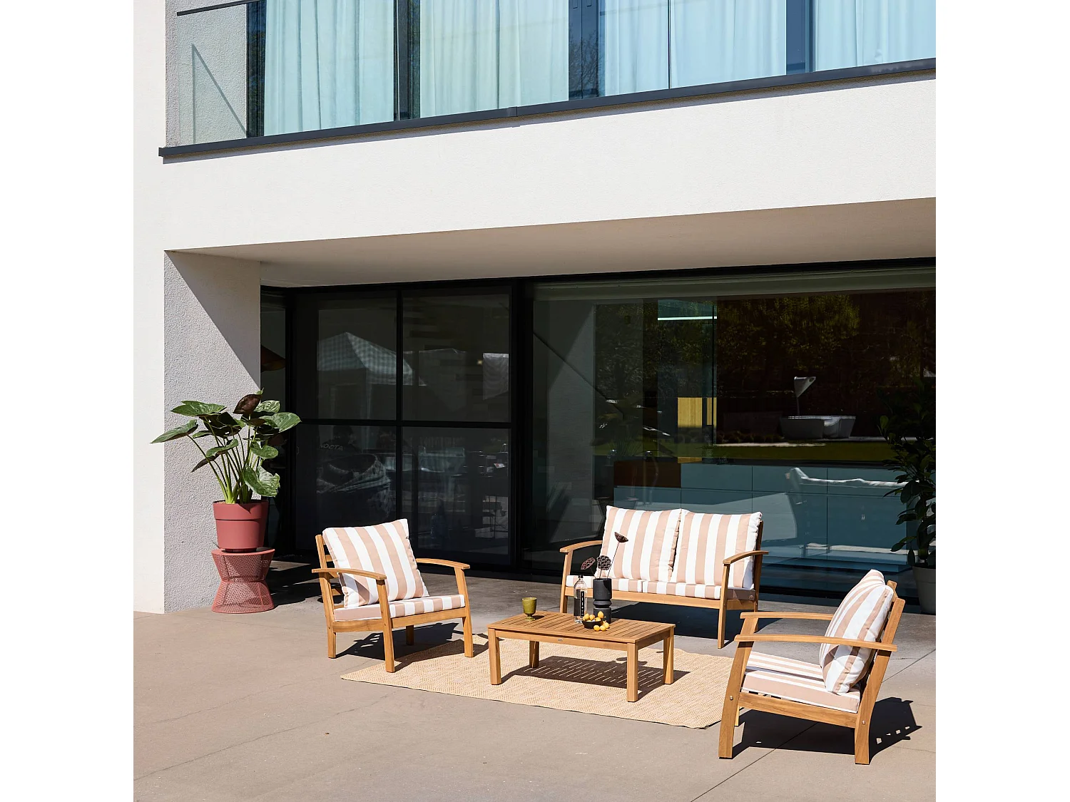 Salon de jardin en bois 4 places - Ushuaïa - Coussins beige. canapé. fauteuils et table basse en acacia. design