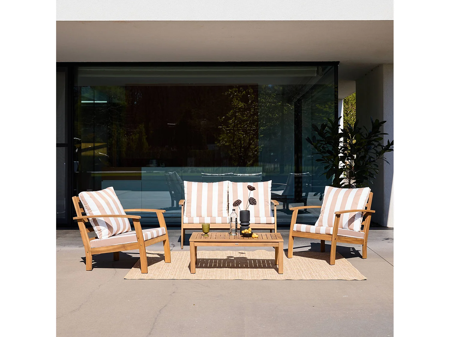 Salon de jardin en bois 4 places - Ushuaïa - Coussins beige. canapé. fauteuils et table basse en acacia. design