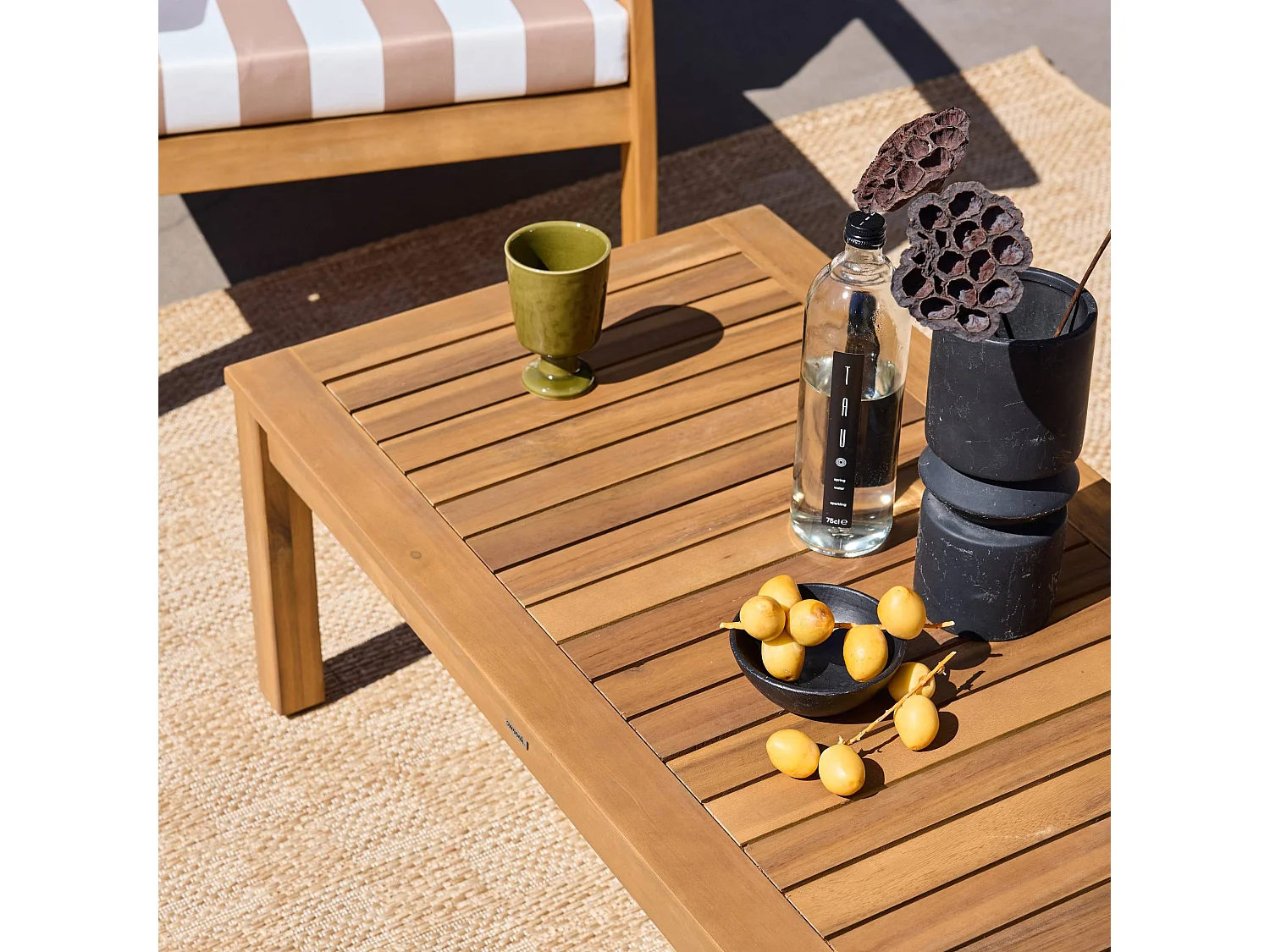 Salon de jardin en bois 4 places - Ushuaïa - Coussins beige. canapé. fauteuils et table basse en acacia. design