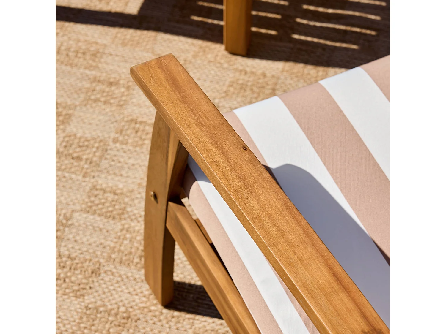 Salon de jardin en bois 4 places - Ushuaïa - Coussins beige. canapé. fauteuils et table basse en acacia. design