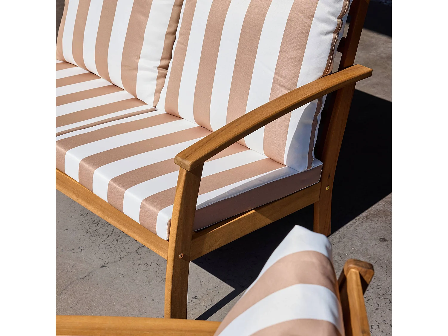 Salon de jardin en bois 4 places - Ushuaïa - Coussins beige. canapé. fauteuils et table basse en acacia. design