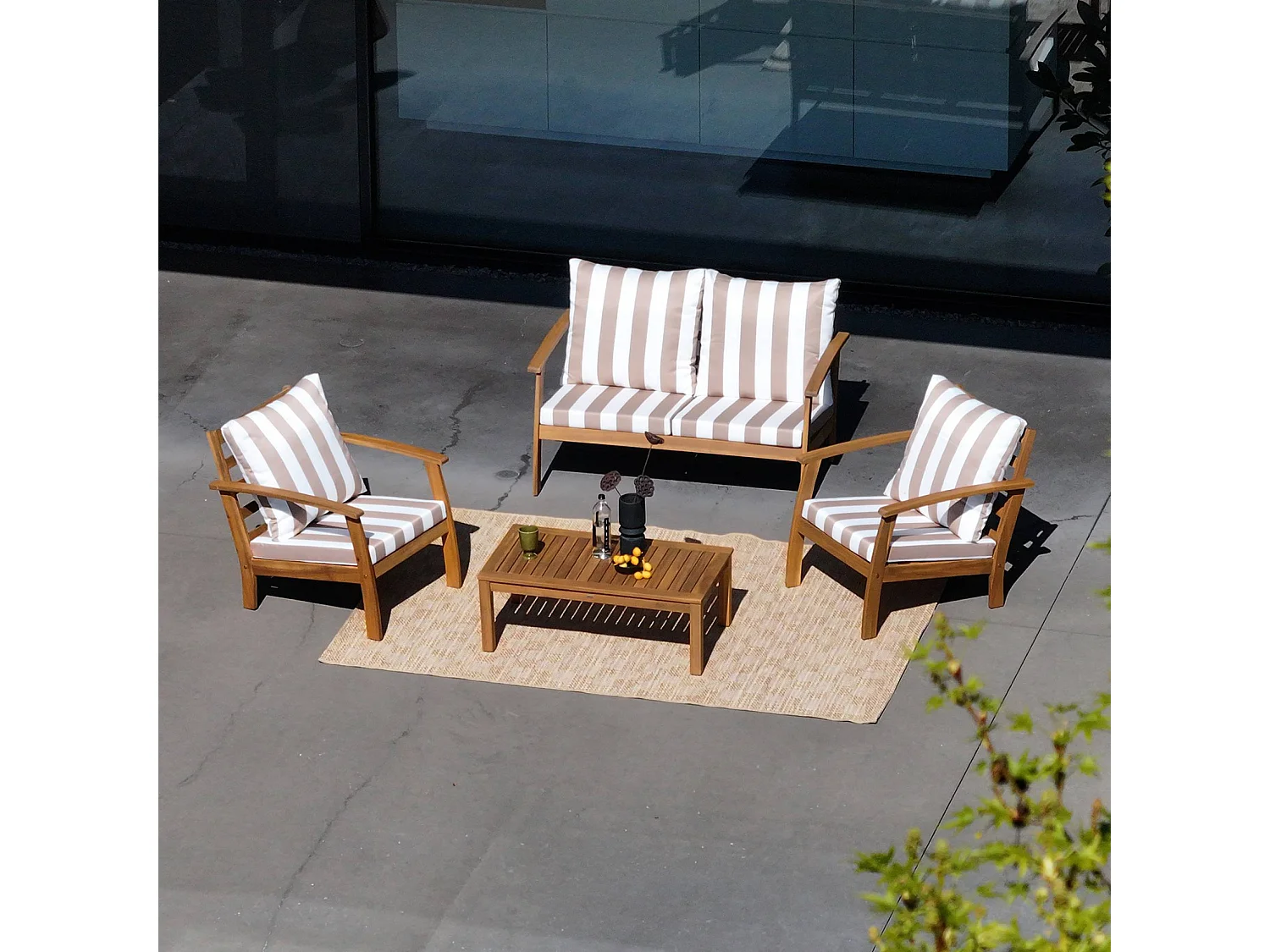 Salon de jardin en bois 4 places - Ushuaïa - Coussins beige. canapé. fauteuils et table basse en acacia. design