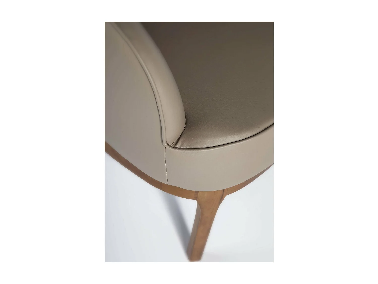 Chaise rembourrée en simili avec pieds bois massif de frêne