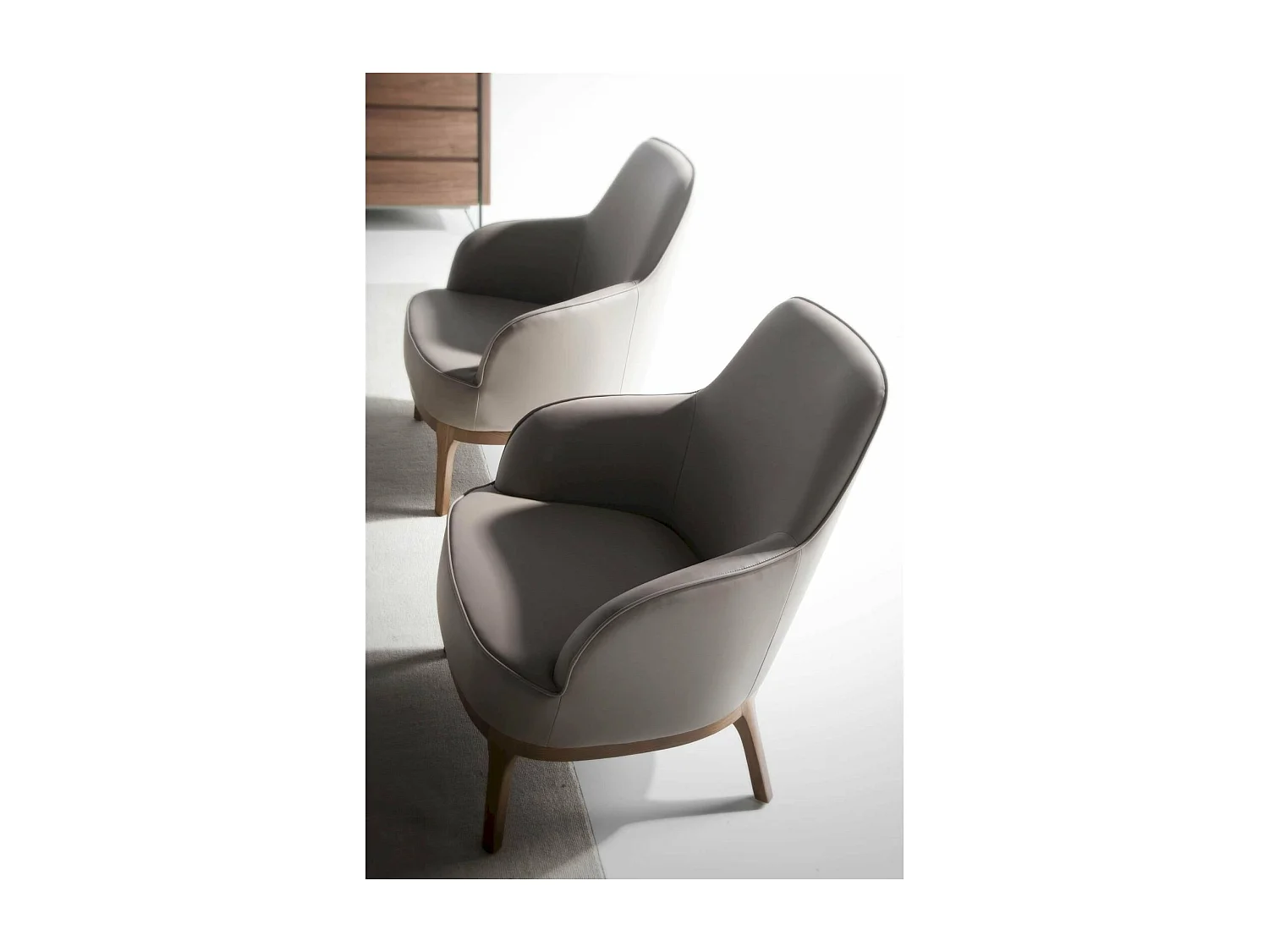 Chaise rembourrée en simili avec pieds bois massif de frêne