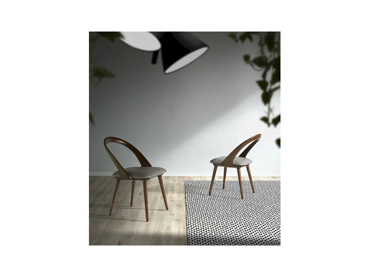 Chaise bois de frêne rembourré en simili