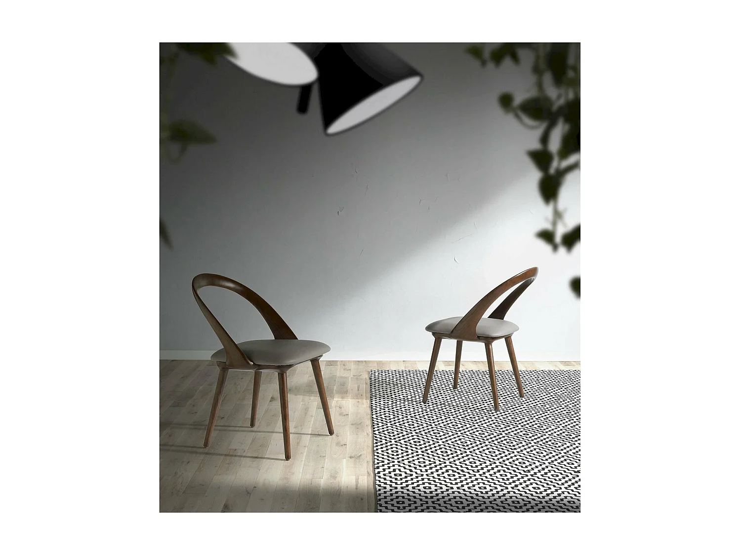 Chaise bois de frêne rembourré en simili