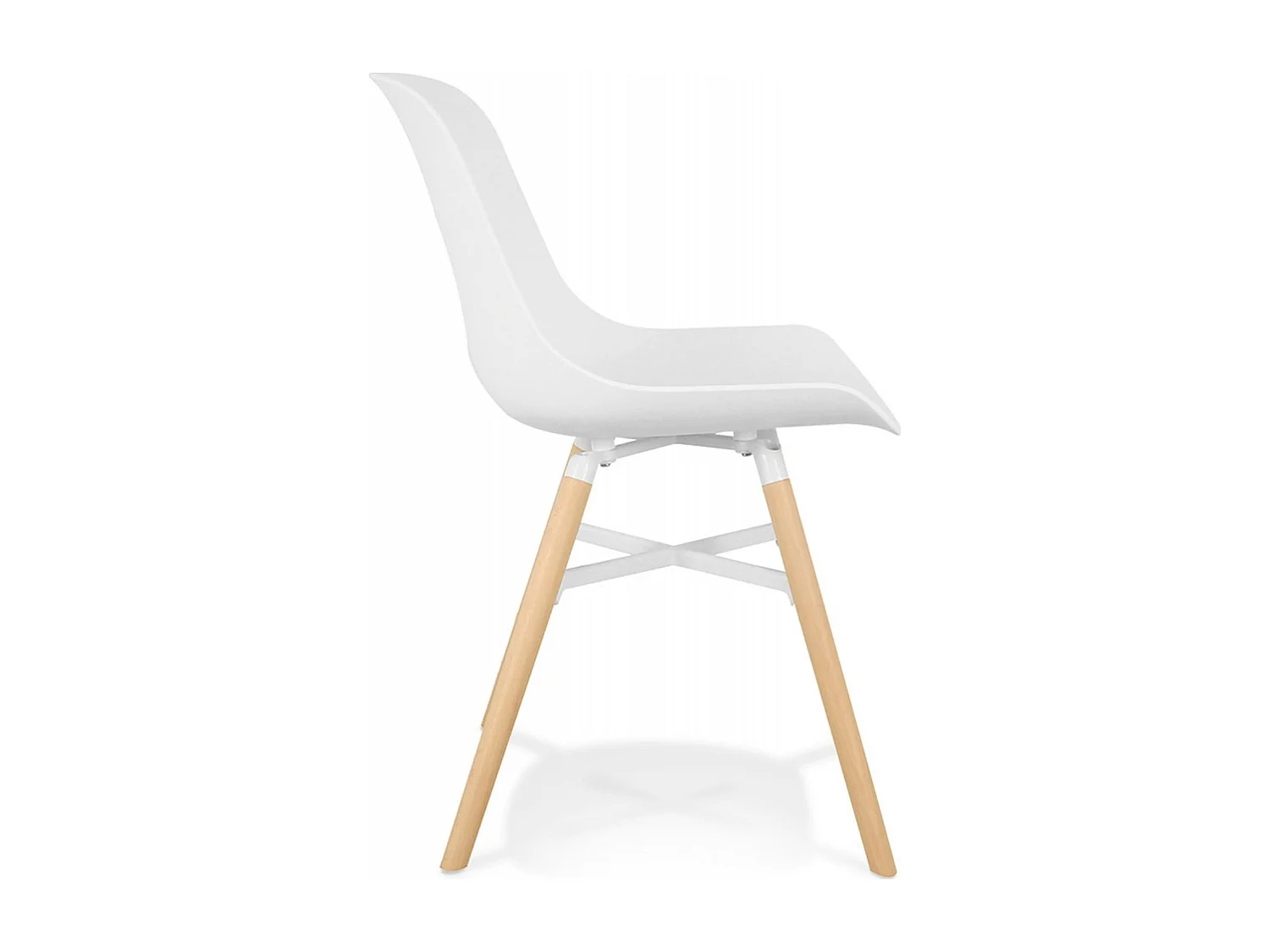 Chaise élégante blanche pour intérieur chic