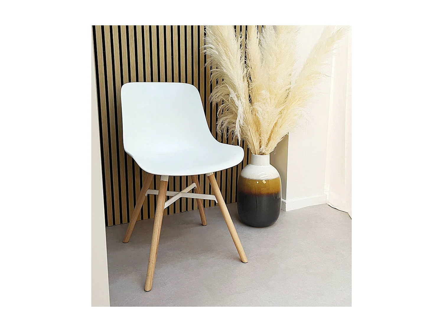 Chaise élégante blanche pour intérieur chic