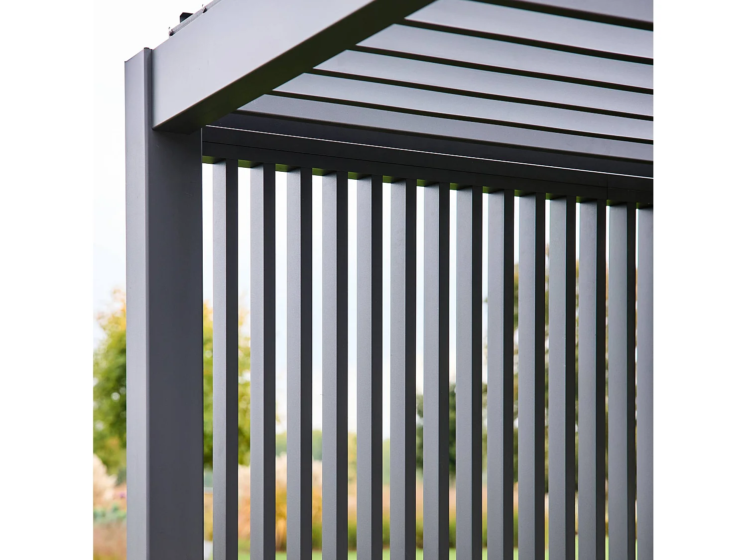 Pérgola bioclimática de aluminio 3x4m + 3 persianas verticales 1m