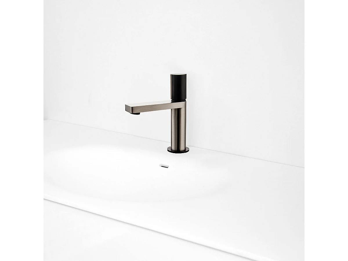 Exil niedriger Waschbeckenmischer in Edelstahloptik und Schwarz Essebagno