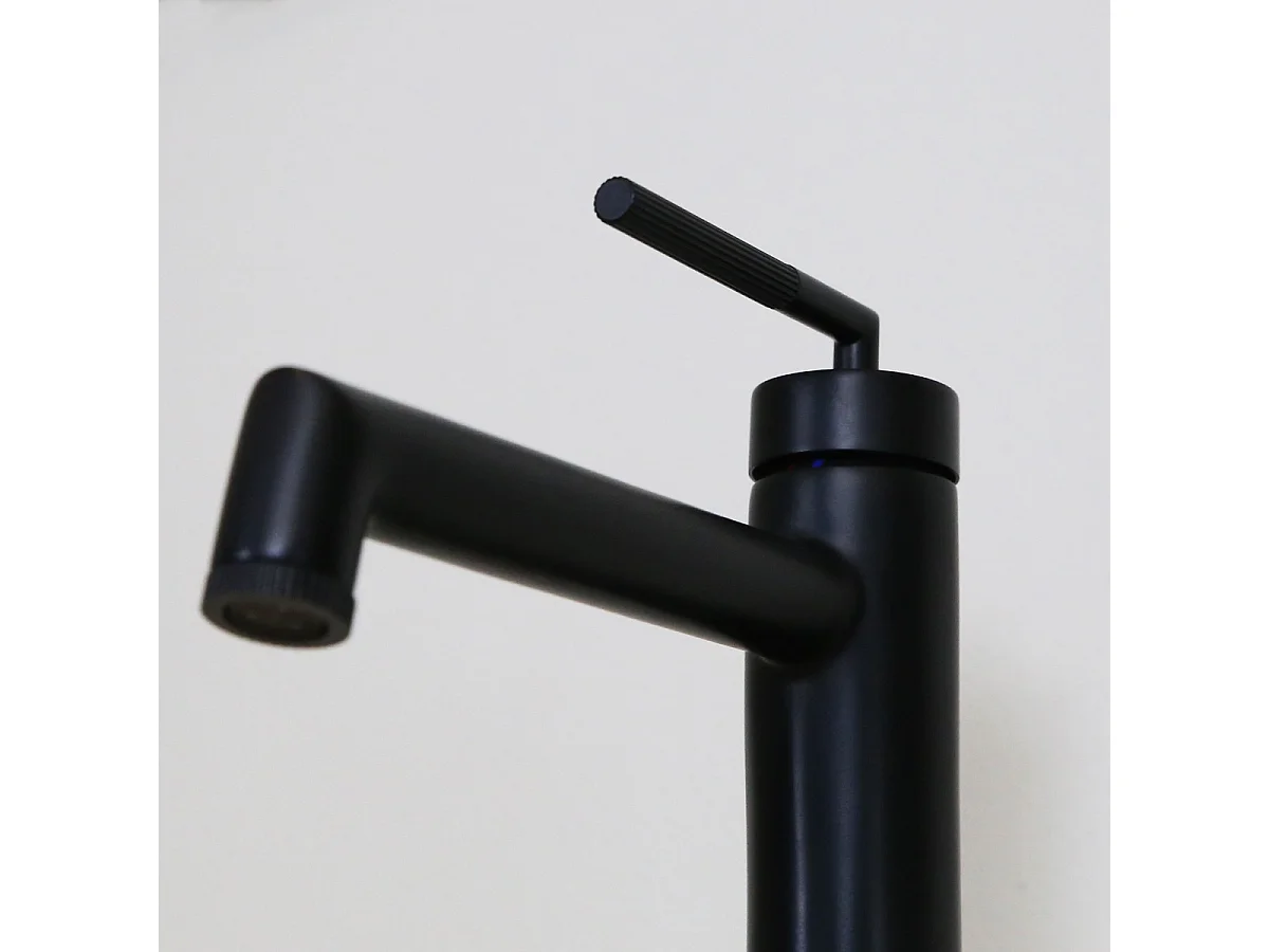 Portofino Misturadora alta para lavatório preto mate Essebagno