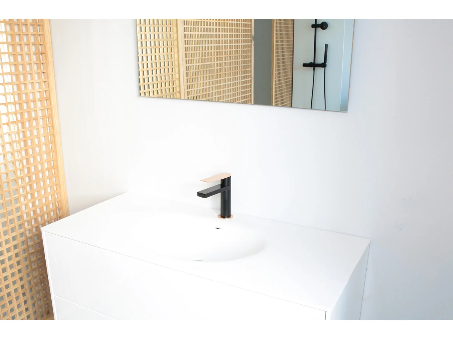 Allure mezclador bajo de lavabo en negro y oro rosa Essebagno