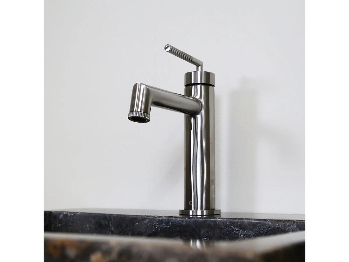 Portofino Mezclador bajo de lavabo en acabado de acero inoxidable Essebagno