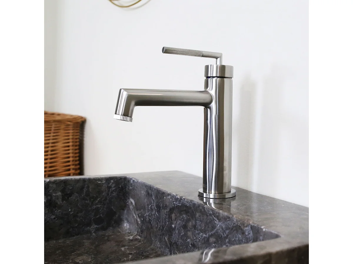 Portofino Mezclador bajo de lavabo en acabado de acero inoxidable Essebagno