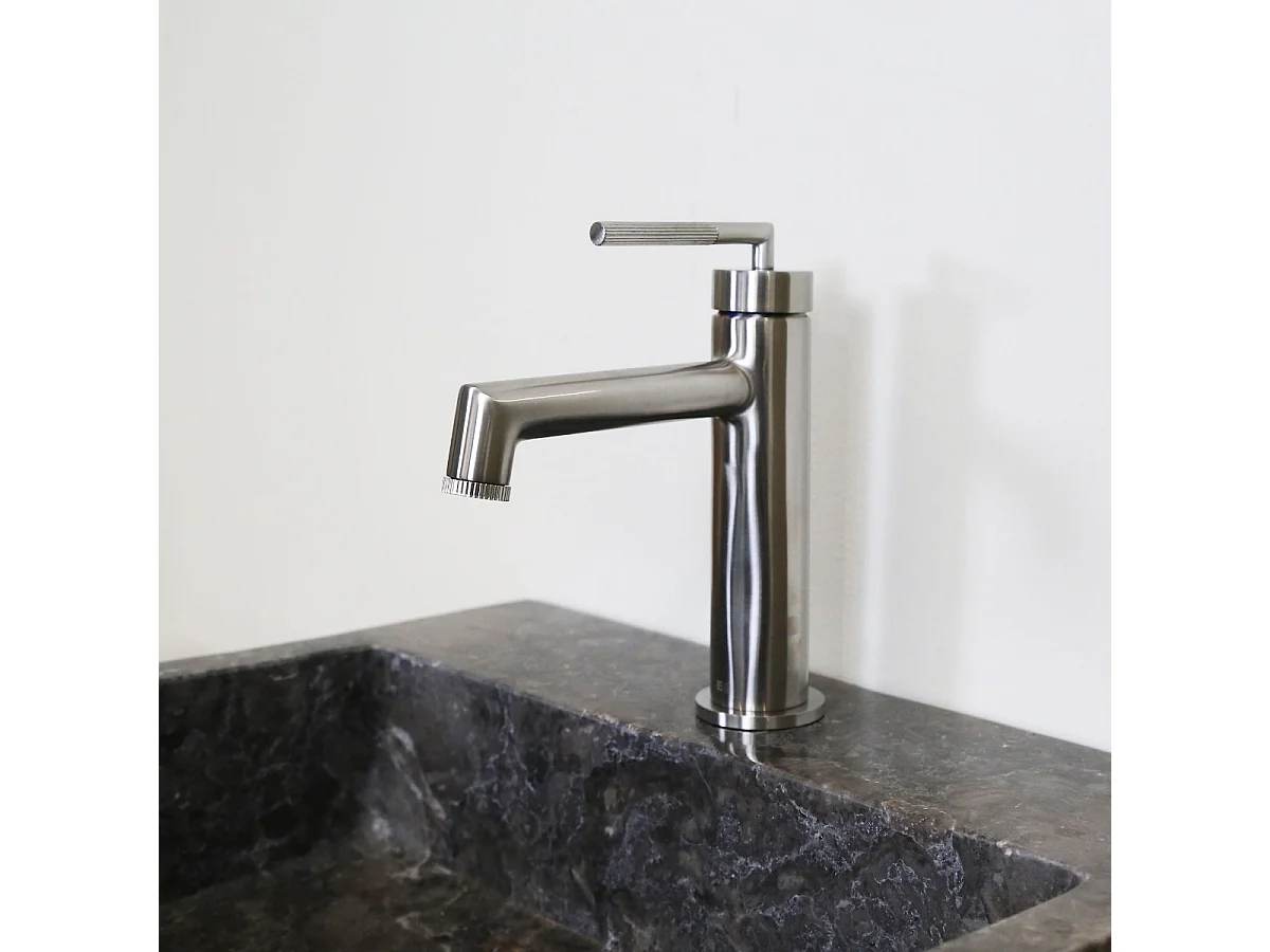 Portofino Mezclador bajo de lavabo en acabado de acero inoxidable Essebagno