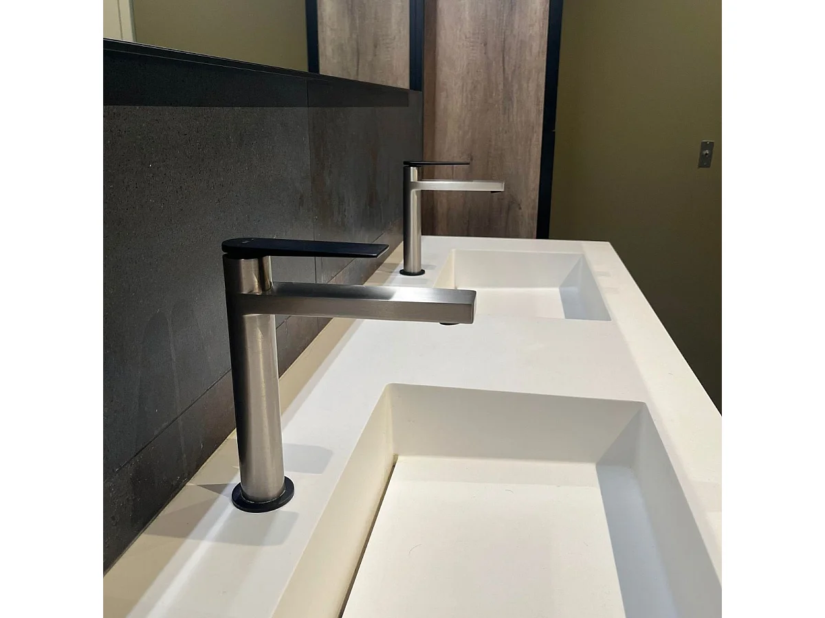 Allure hoher Waschtischmischer in Edelstahloptik und Schwarz Essebagno