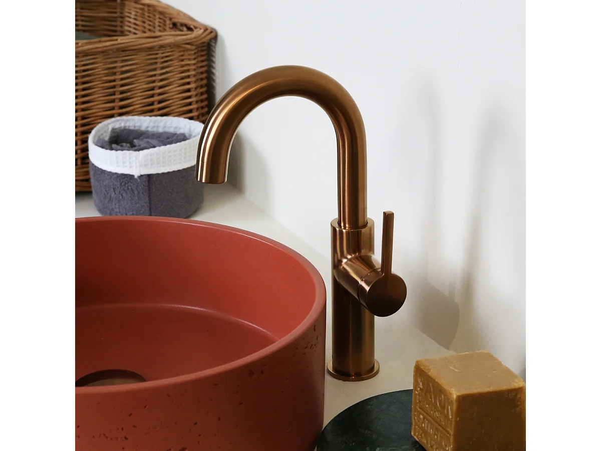 Reflet mezclador de lavabo alto en cobre cepillado Essebagno