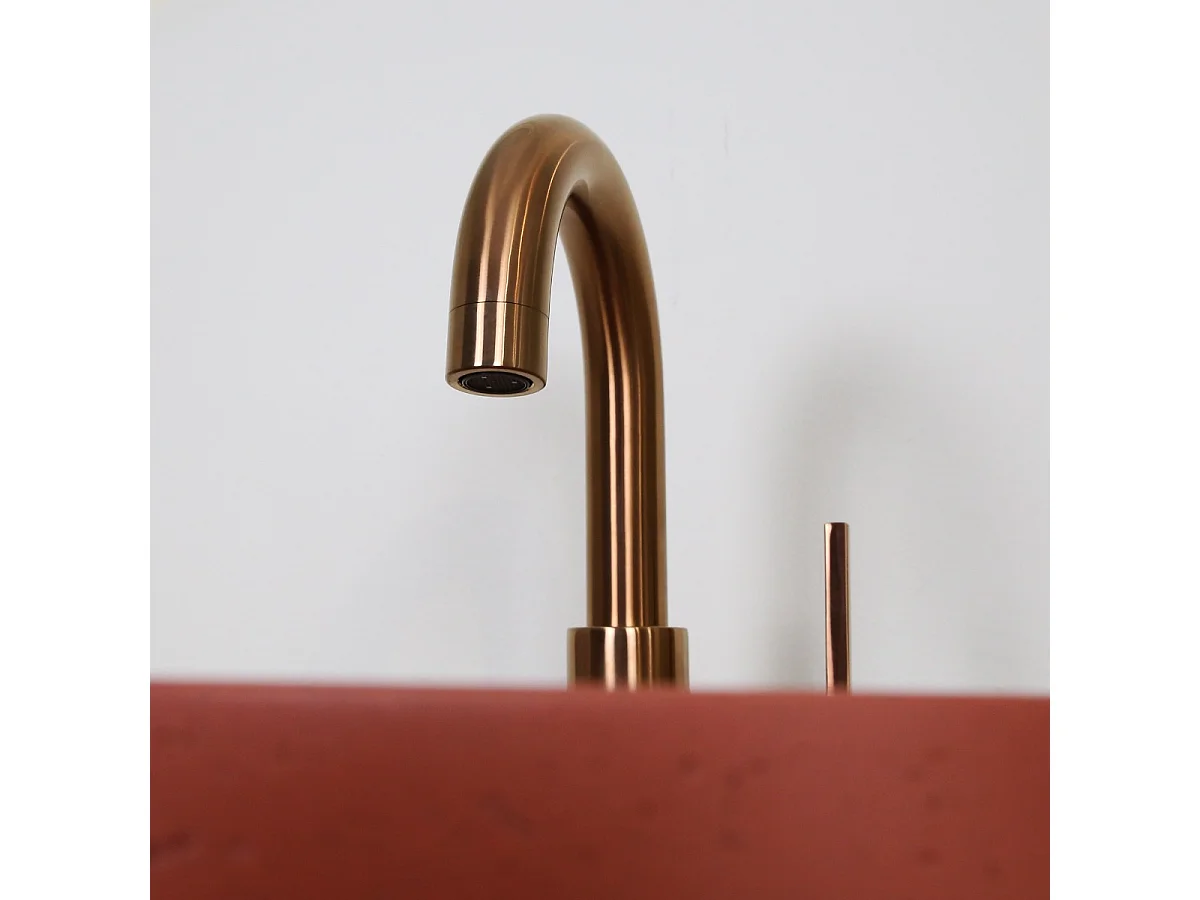 Reflet mezclador de lavabo alto en cobre cepillado Essebagno