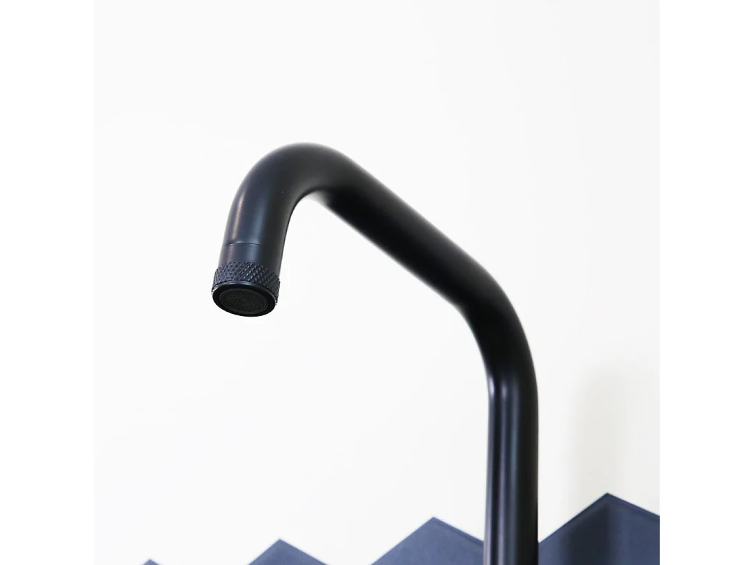 Mezclador de fregadero Architek negro mate Essebagno