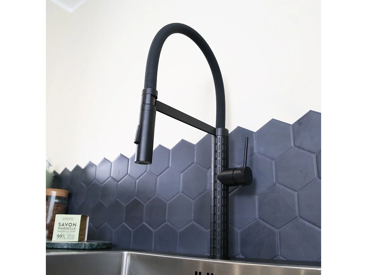 Architek Misturadora monocomando de lavatório com chuveiro de mão preta Essebagno