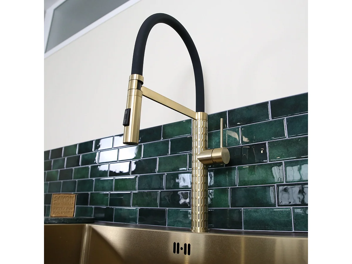 Architek Mezclador de fregadero con rociador móvil dorado Essebagno