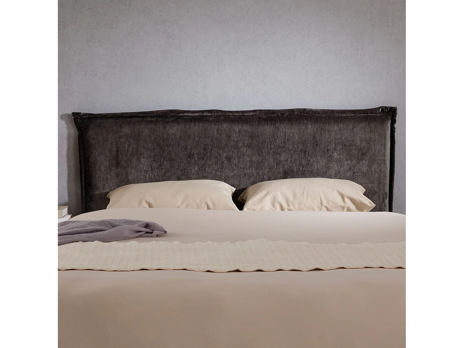 Tête de lit OVIO 160 rembourrée, En tissu polyester pour lit 160 cm, Sur pieds en bois, Gris