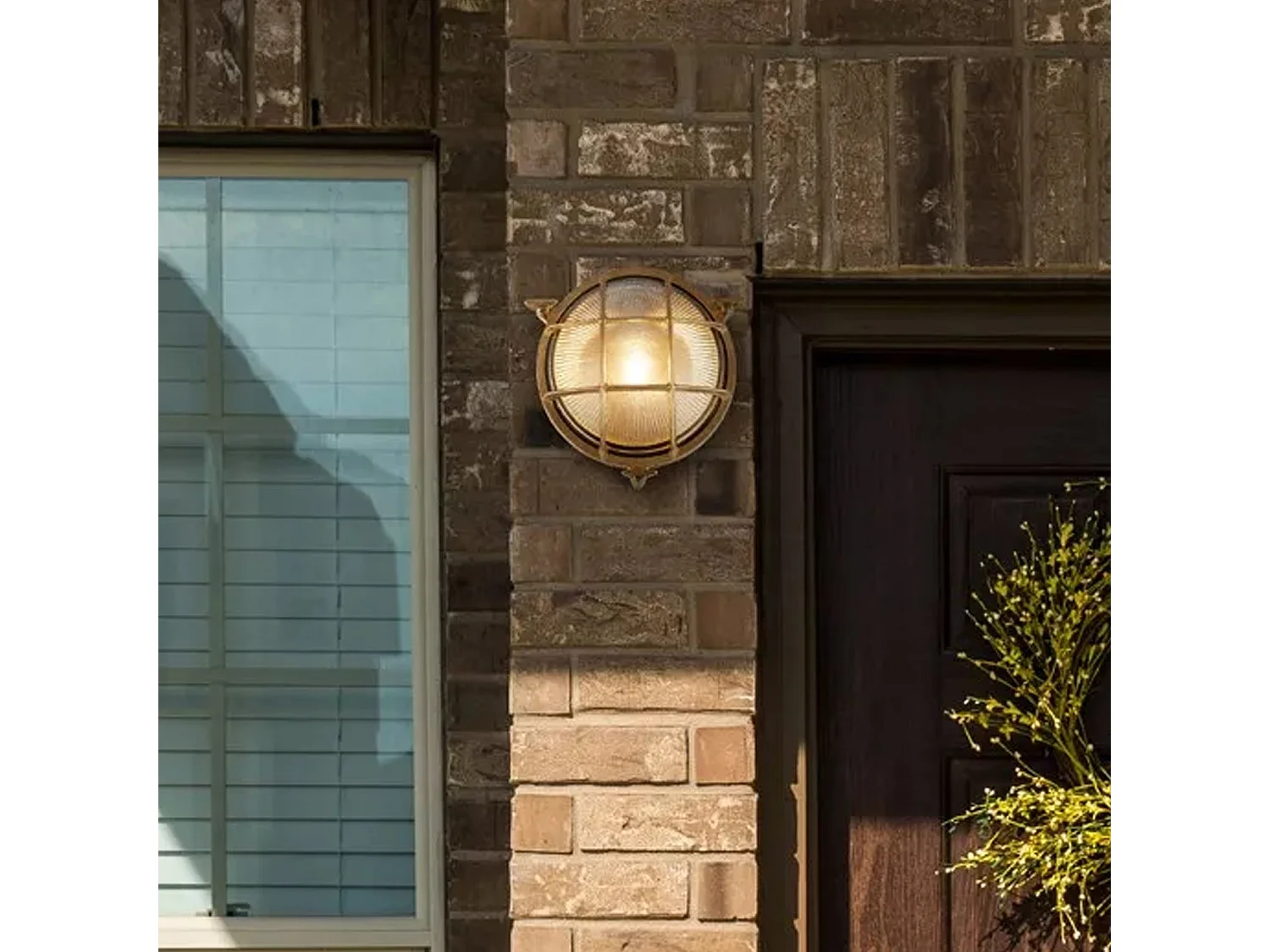 Searchlight Bulkhead Lampada da esterno rotonda in ottone massiccio, vetro rigato