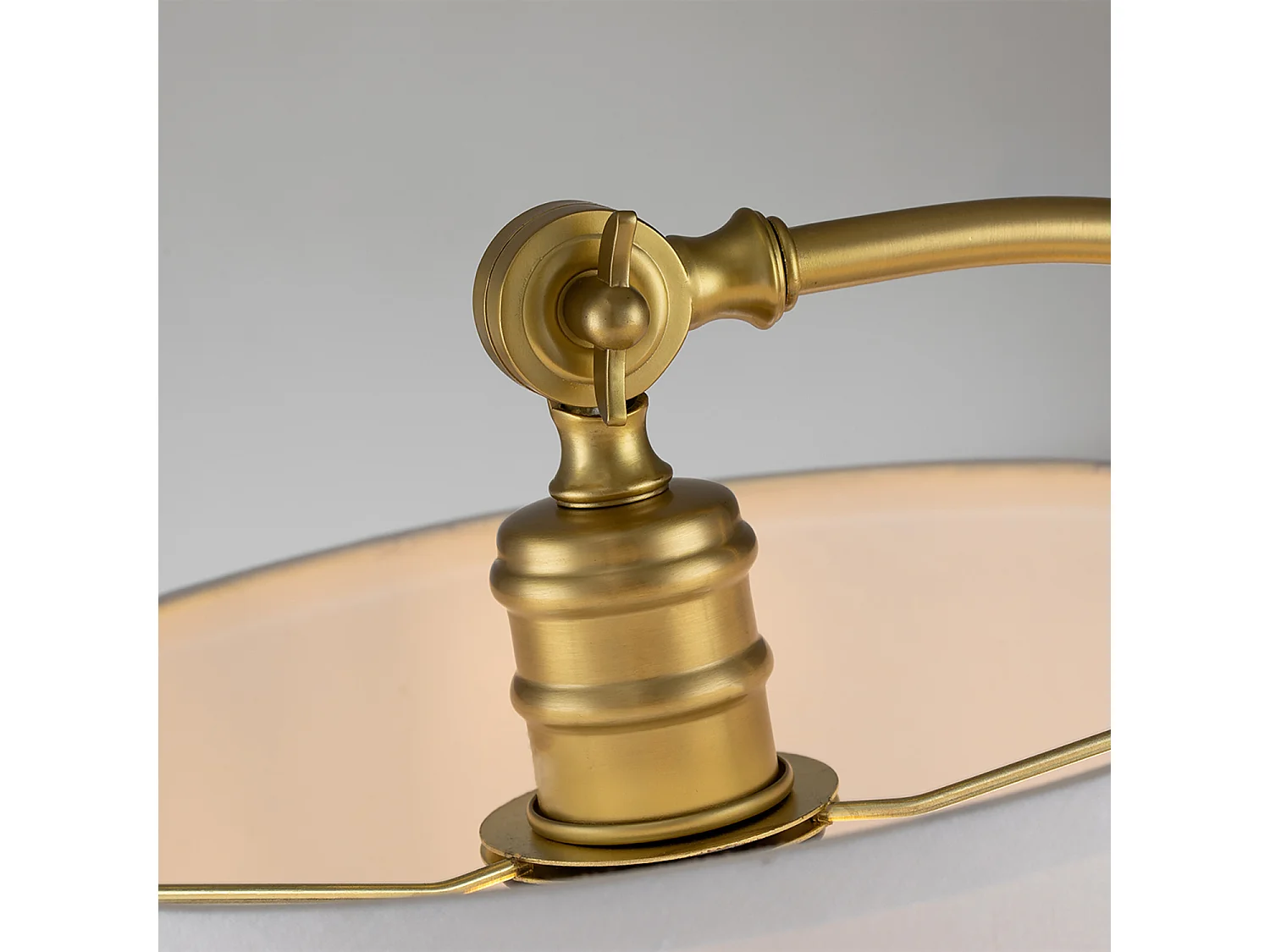 Elstead Quoizel Jenkins Bordslampa med rund avsmalnande skärm Borstad mässing