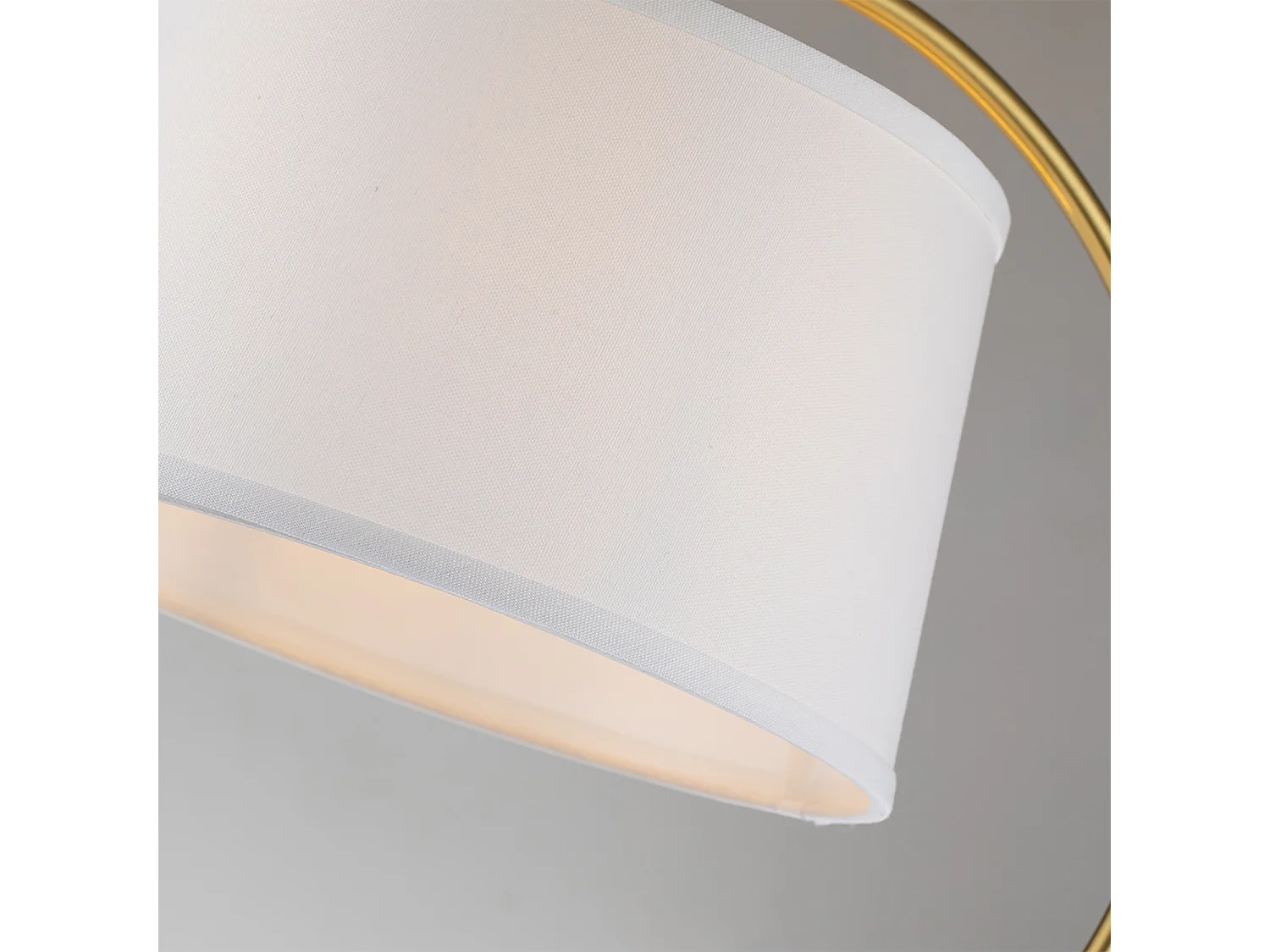 Elstead Quoizel Jenkins Bordslampa med rund avsmalnande skärm Borstad mässing