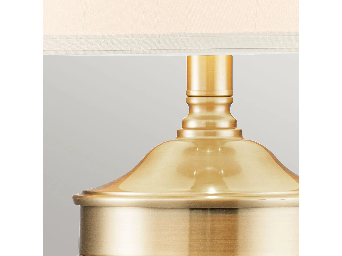 Elstead Quoizel Dennison Tischlampe mit rundem konischem Schirm aus gebürstetem Messing